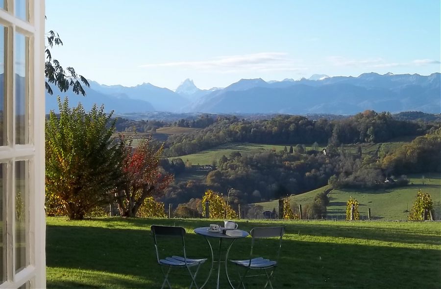 Terrace, table and chairs with view of the pic d ossau mountain.