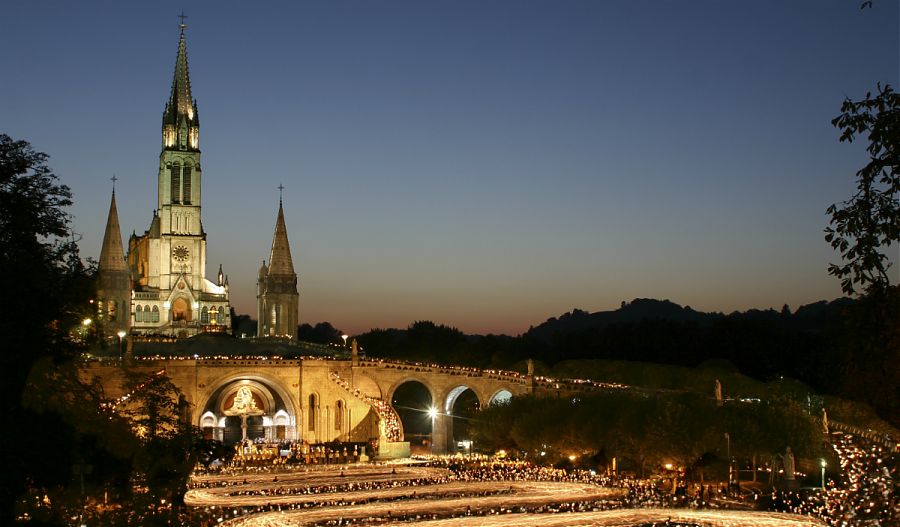 Image de lourdes eglise, exterieur vue prise a la nuit.