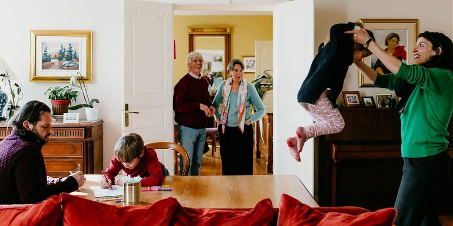 Quatre adults et deux enfants dans le salon du Clos Mirabel.