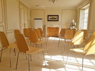 Meeting room in Clos Mirabel Manor House, flexible space with spectacular views of Py­rénées Atlan­ti­ques.