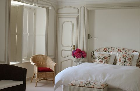 chambre des maitres avec grand lit - oreillers floraux.