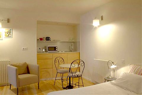 holiday let studio-kitchen-dining area and-twin beds.